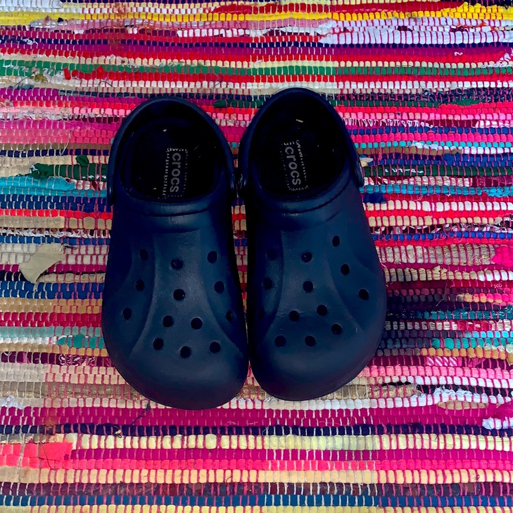 black fur crocs